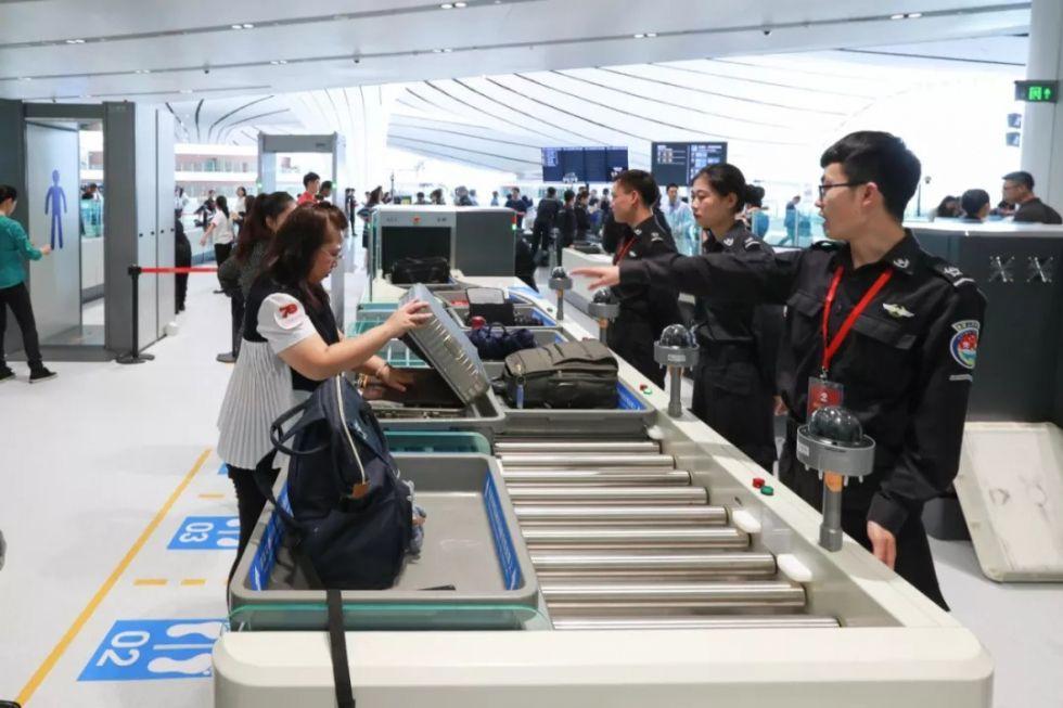 2019年9月25日，北京大兴国际机场正式投入运营，旅客进行安检。