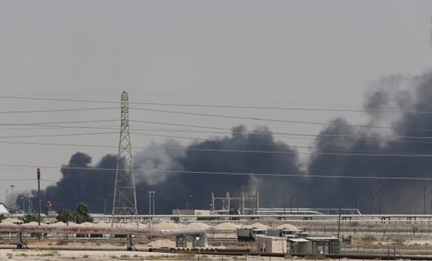 沙特两处石油设施9月14日遇袭。图源：美国消费者新闻与商业频道（CNBC）