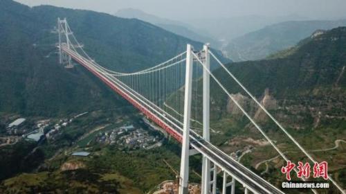 资料图：远眺赤水河红军大桥。中新社记者 瞿宏伦 摄