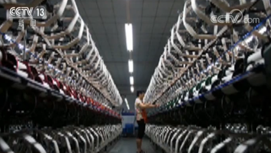 今年6月，工人在江苏苏州市吴江区盛泽镇江苏华佳丝绸股份有限公司车间进行络丝作业。