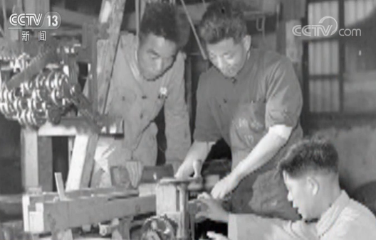 1963年，浙江杭州云裳丝织厂技术人员在调试更新设备；