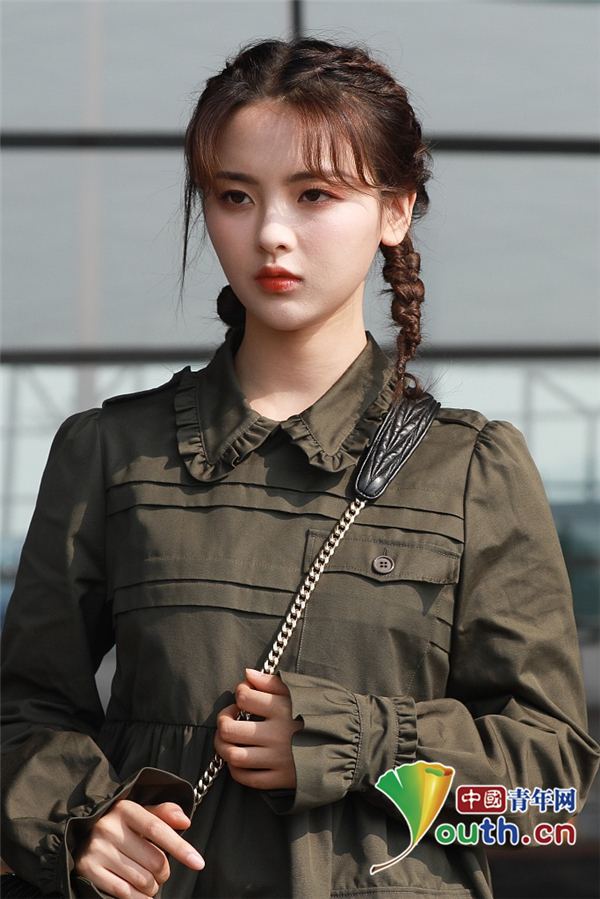 杨超越扎羊角辫乖巧可爱笑容甜美宛若洋娃娃