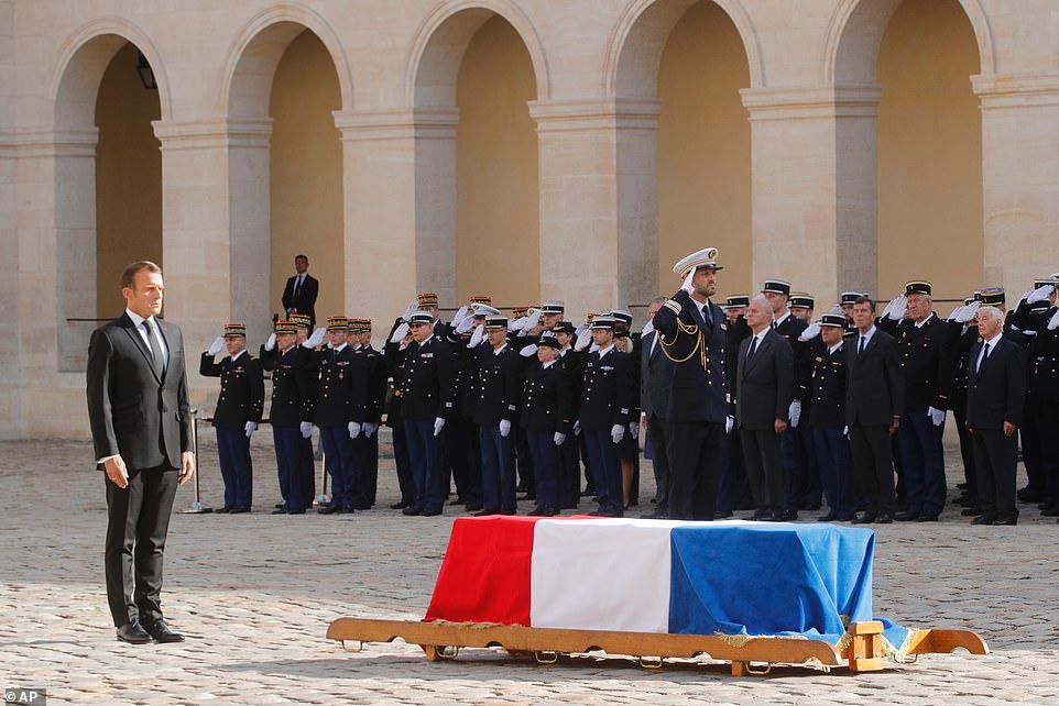 希拉克的灵柩覆盖着法国国旗，法国总统马克龙主持葬礼。(图：每日邮报)