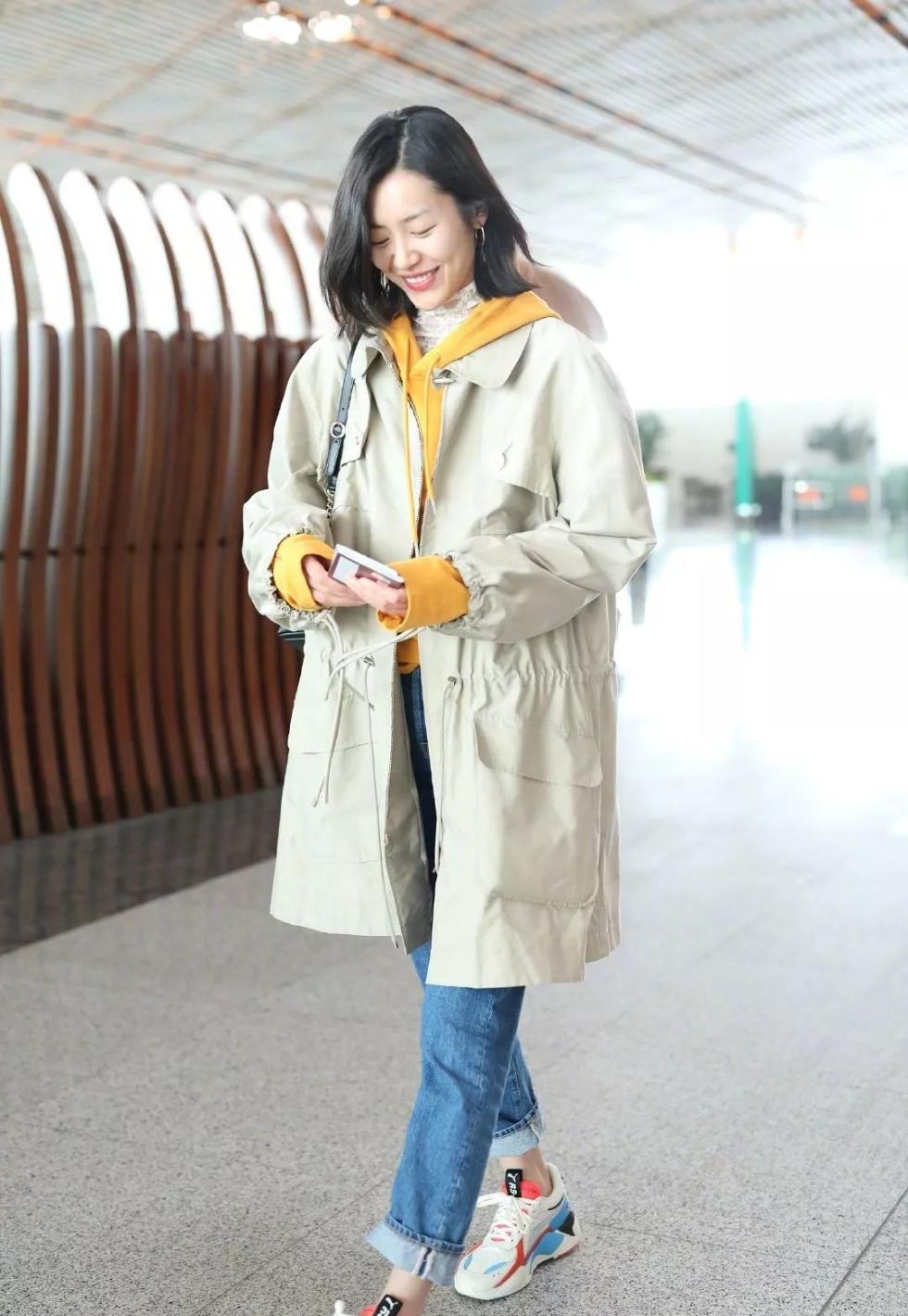 米色风衣内搭黄色卫衣