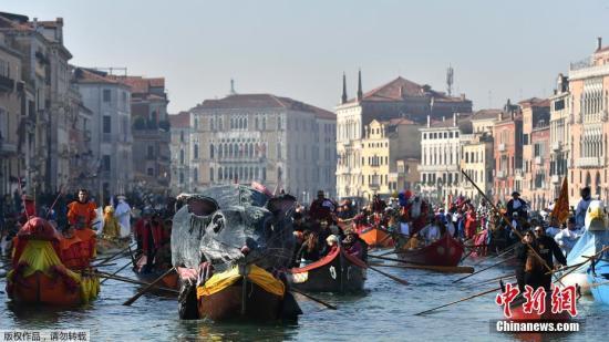 资料图：意大利威尼斯举行的赛舟会。