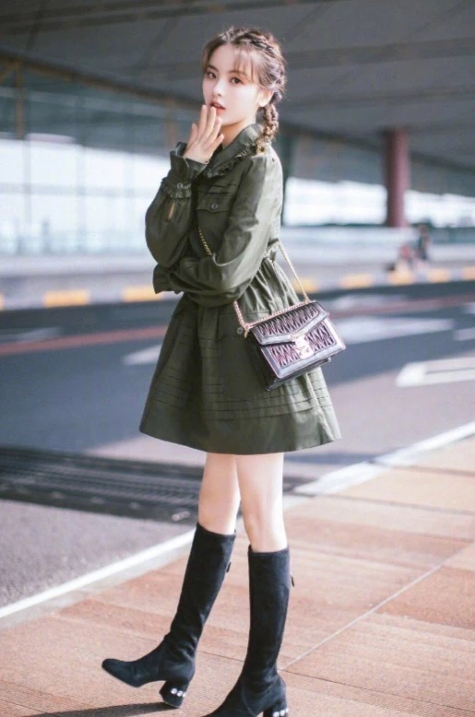 杨超越巴黎不忙看秀休闲出街 格子连衣裙勾勒迷人曲线