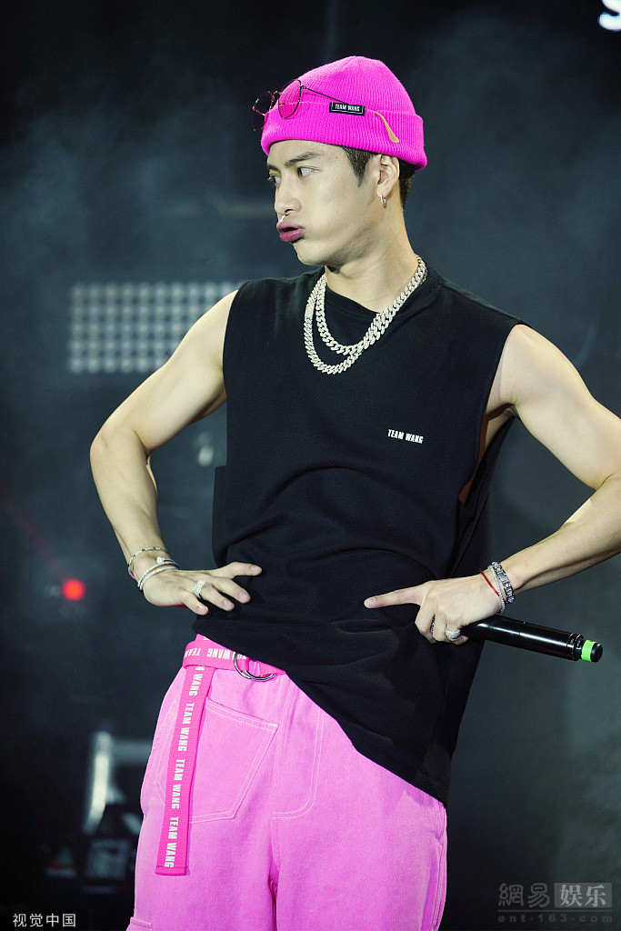 王嘉尔粉色装扮现身为歌迷庆生上演摸头杀