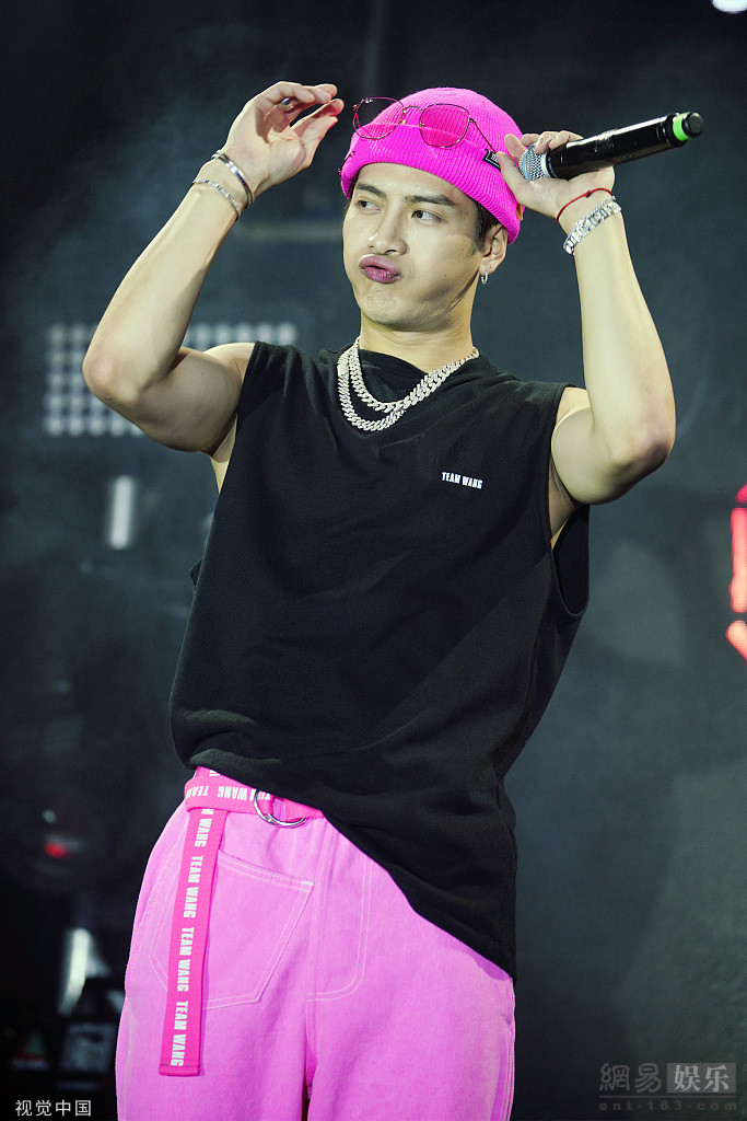 王嘉尔粉色装扮现身 为歌迷庆生上演摸头杀