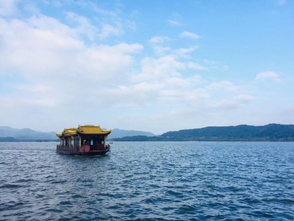 刚刚西湖断桥龙翔桥地铁站已堵成这样正在出站的乘客傻眼我太难了