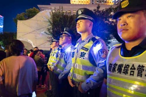 上海外滩人气旺警方首启三角形环岛雨刷式导流措施