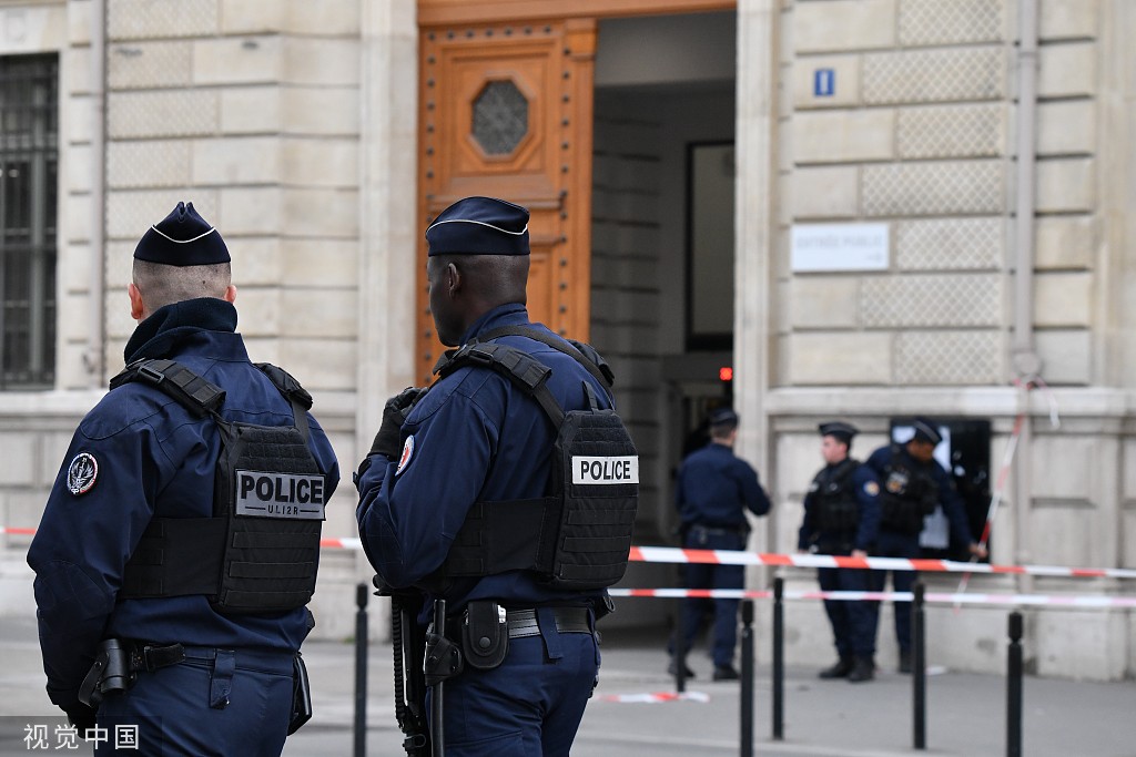 一持刀男子袭击巴黎警察总局致3警员及一行政人员死亡
