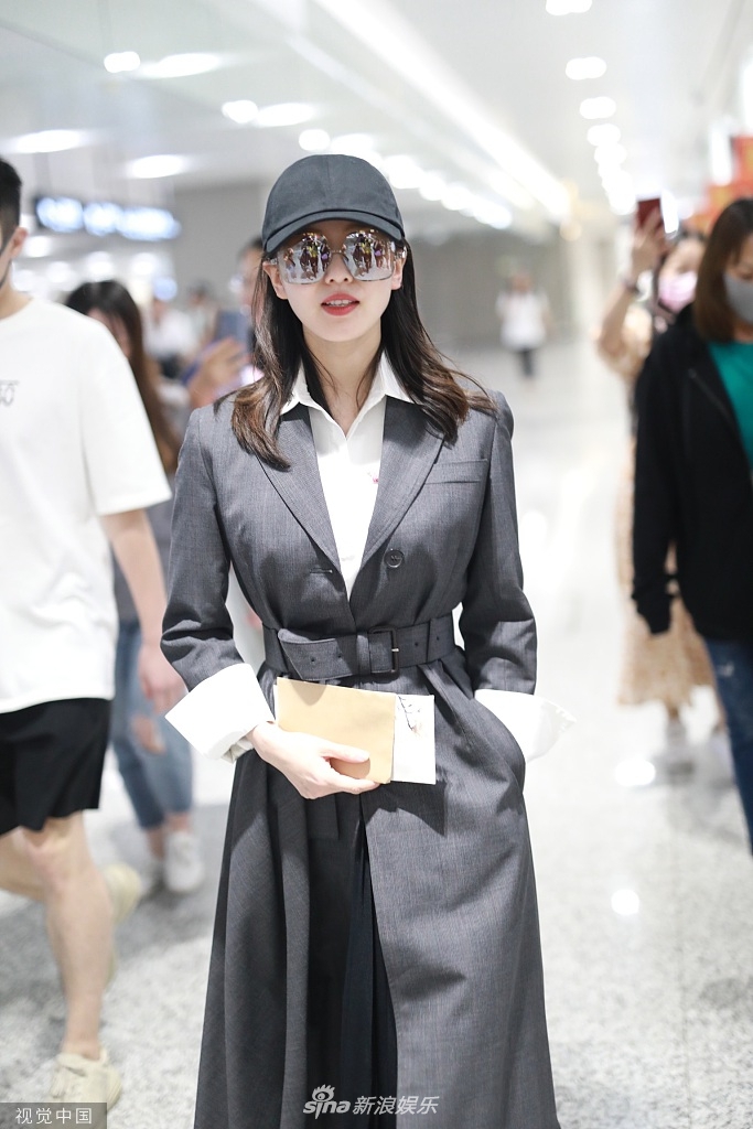 辣妈刘诗诗纤腰盈盈一握身材已恢复 歪头浅笑少女感依旧