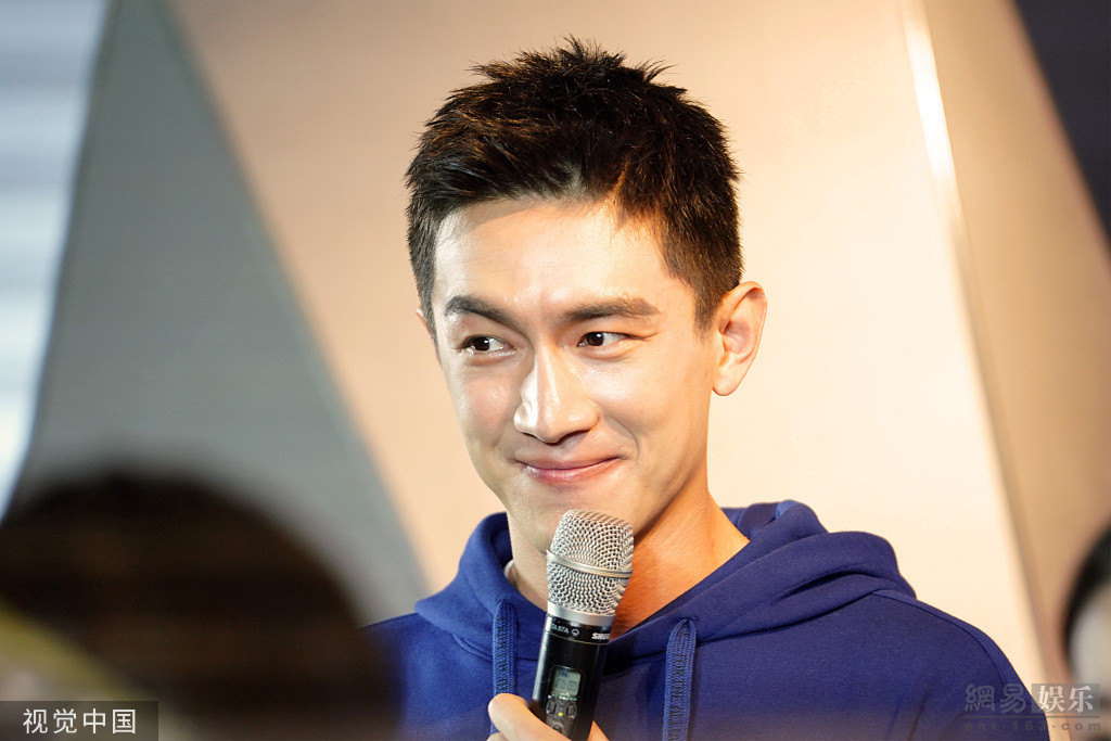 红蓝cp林更新生图能打万茜笑容甜美