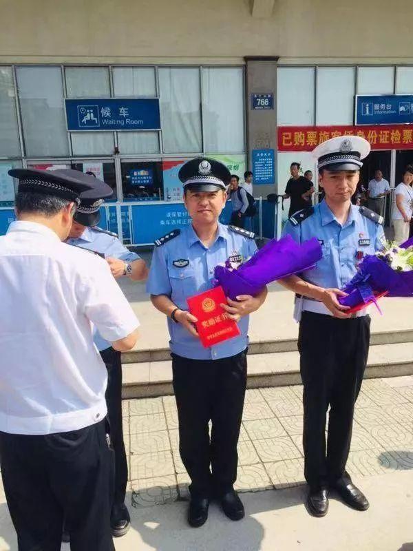 我们先说受到表彰的第一位民警：杭州市公安局指挥中心指挥大队二大队的大队长贾迟群。