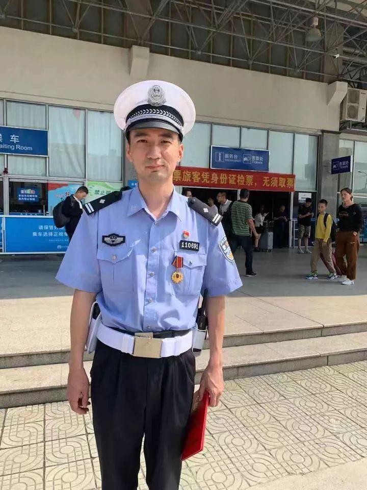 我们接着介绍第二位立功的交警方雷。