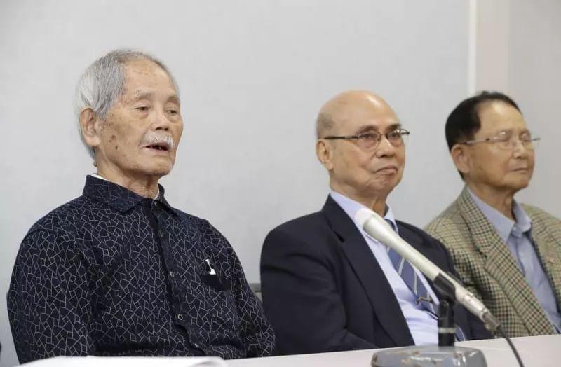 3位原告人，图左一为杨馥成。图源：日本共同社