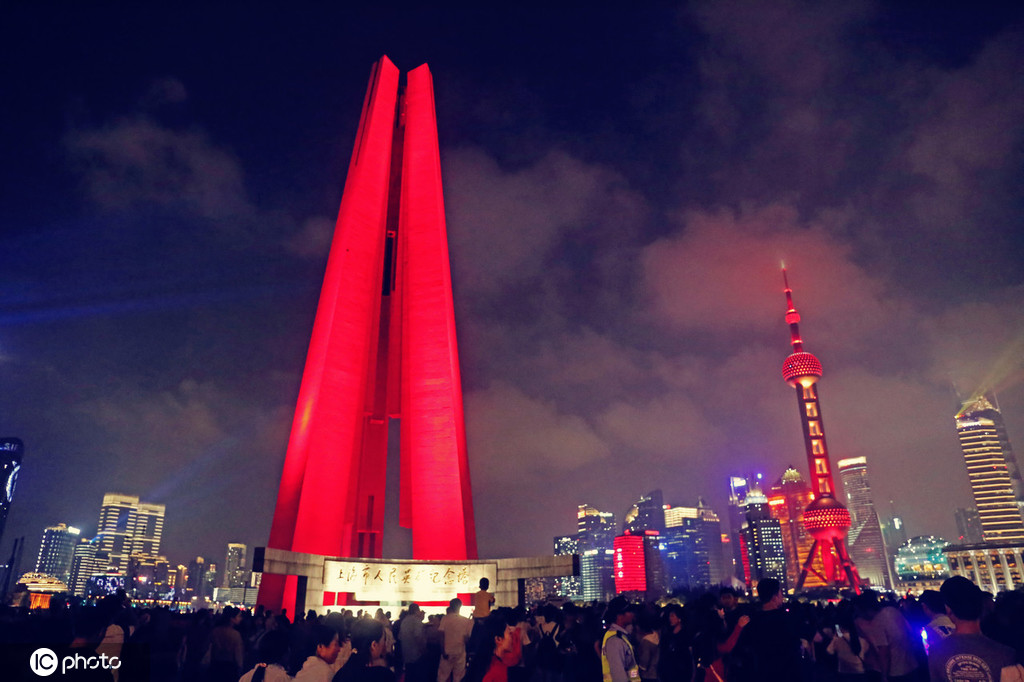 2019年10月4日,上海,国庆假日上海地标人民英雄纪念塔吸引众多市民