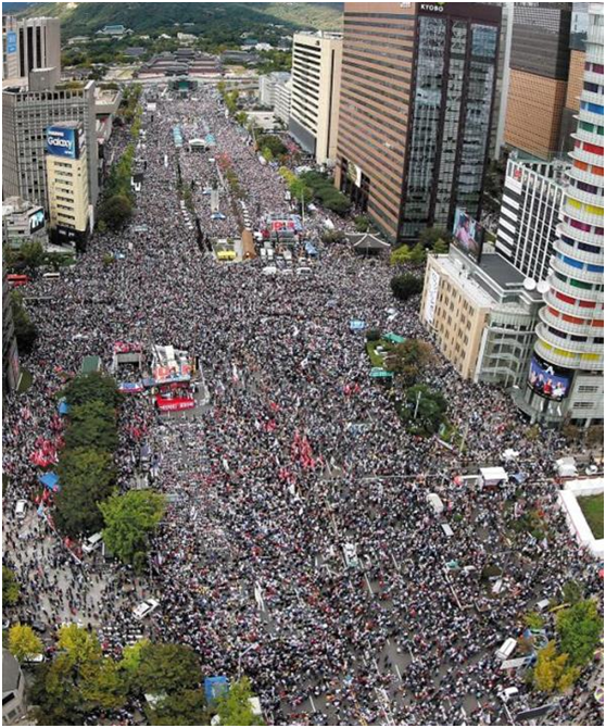 3日，要求韩国总统文在寅下台和法务部部长曹国辞职的大规模集会在首尔钟路区光化门广场一带举行，道路上挤满了集会参与者。(来源：韩国《朝鲜日报》)
