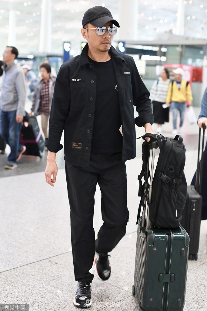 张涵予推行李走路带风 一身黑装帅气有型