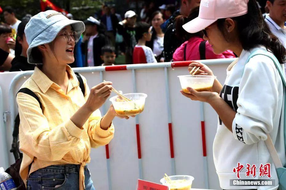 游客乐享“一元午餐”。王中举 摄