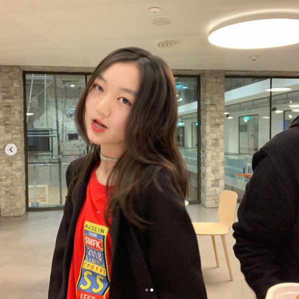 近日,王菲女儿李嫣社交网晒出正面生活照,照片中的她一头中分长卷发