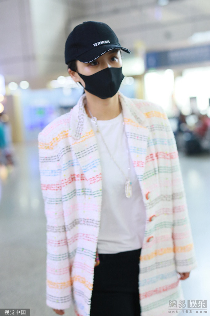 马思纯穿彩色西装又美又飒戴口罩低调十足