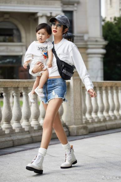 杜若溪带女儿拍大片 穿露脐装单手抱娃辣妈范十足