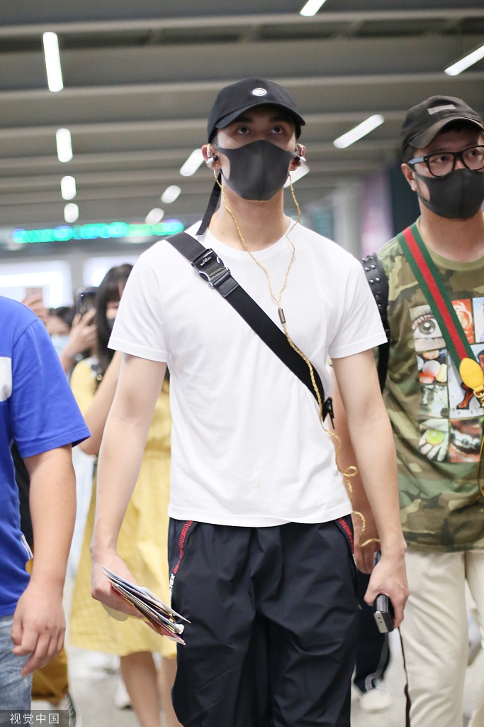 少年长成20岁吴磊穿白t胸肌明显一路迷妹情书收不停