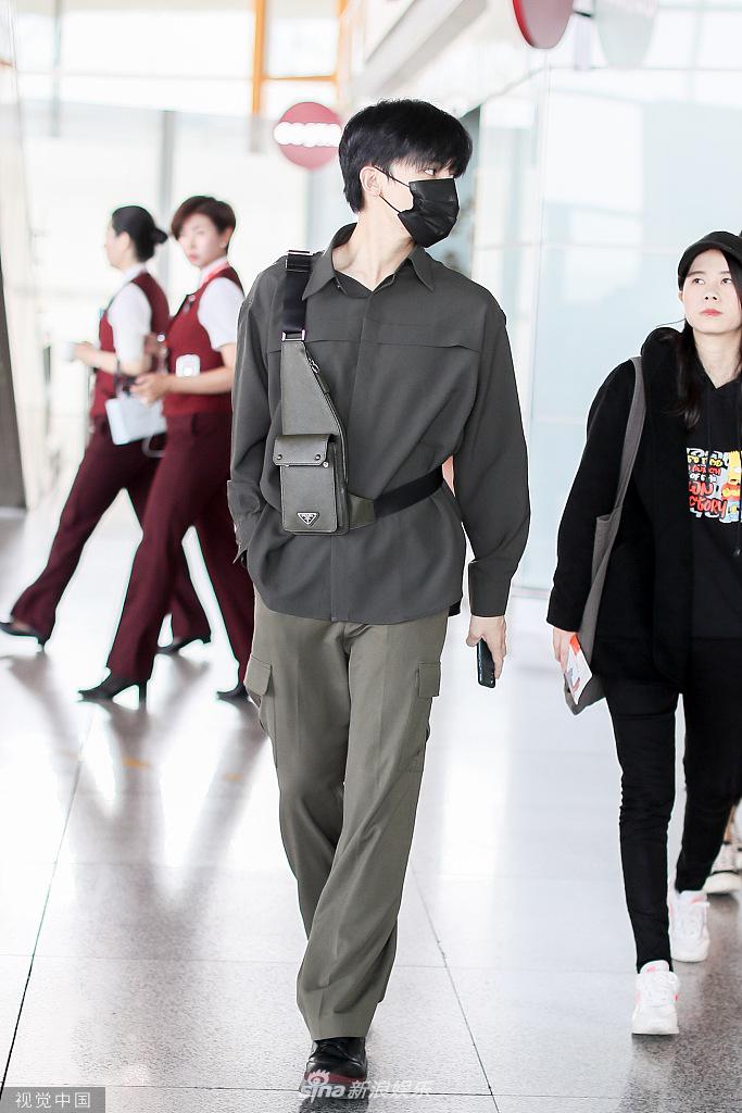 近日,北京,侯明昊现身机场,他身穿工装衬衫搭配阔腿裤造型酷炫,单手插