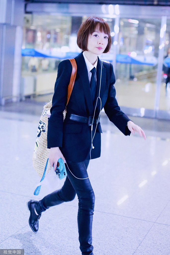 鲁豫穿西装打领带干练出行见粉丝摘口罩营业气质迷人