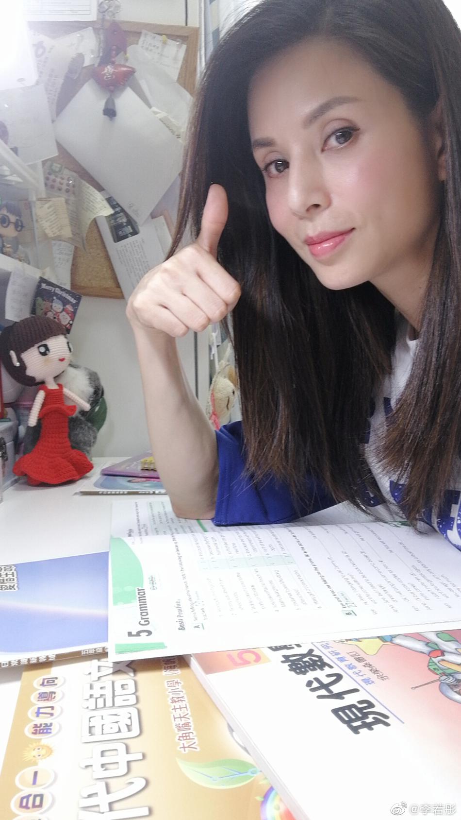李若彤伏案读书表情认真 比出点赞ok手势自拍状态好