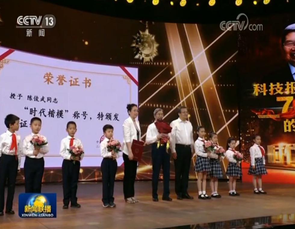 工龄70年,92岁还坚持打卡上班 为这位老人点赞!