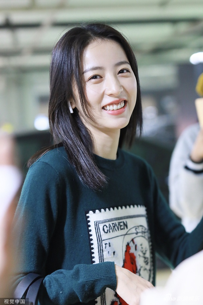 周雨彤现身上海机场,她身穿黑色针织衫,黑长发披肩笑容甜美可爱,不忘