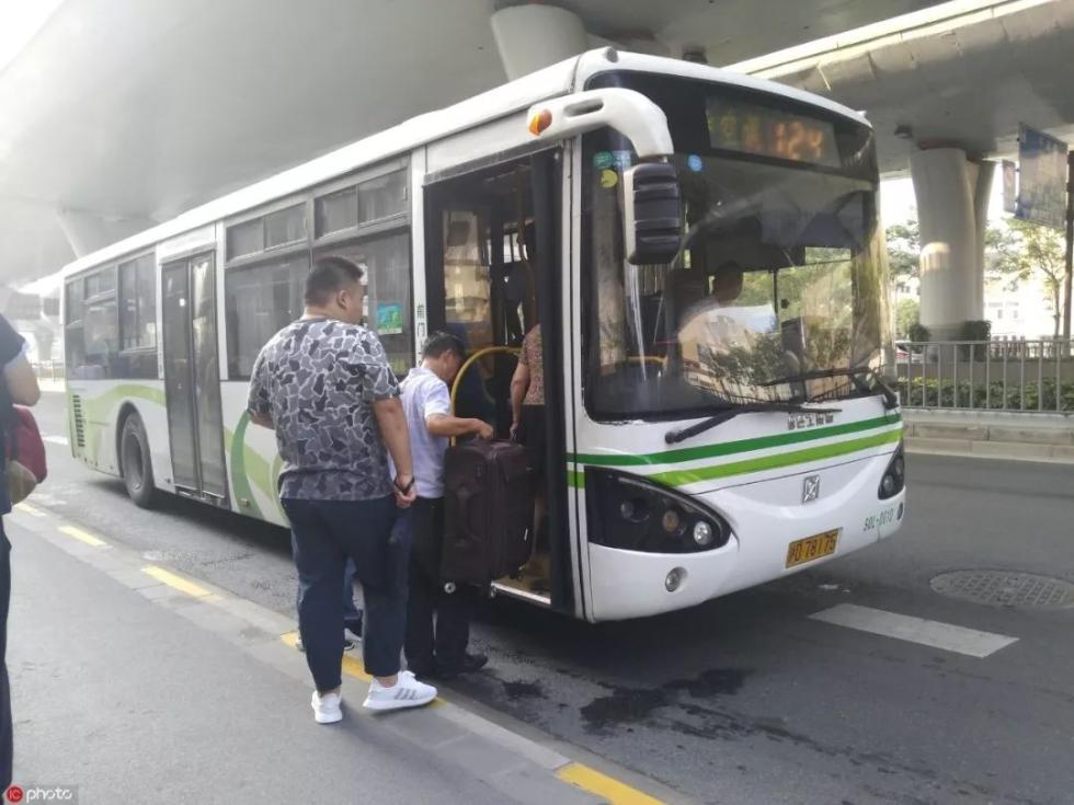 老人排队等公交,车没上去,先赔了10万多,还被判了刑!