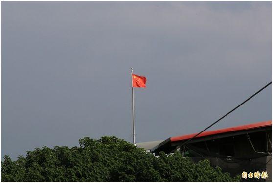 钟年勋的屋顶高挂五星红旗。来源：台媒