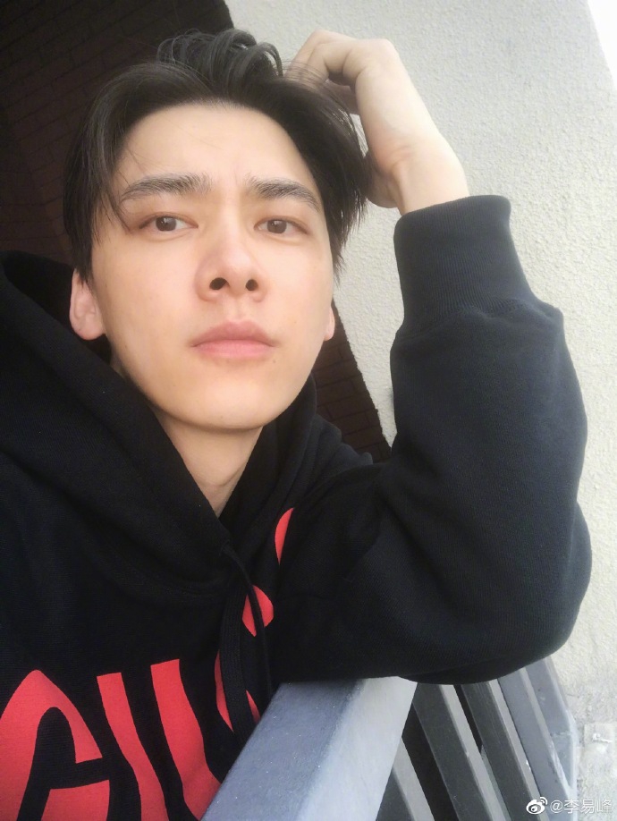 李易峰晒素颜倚栏杆自拍照 状态大好做"金鱼嘴"表情卖萌