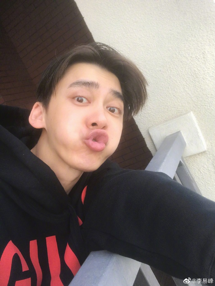 李易峰晒素颜倚栏杆自拍照状态大好做金鱼嘴表情卖萌
