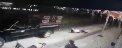 市长被绑在车后拖行(视频截图)