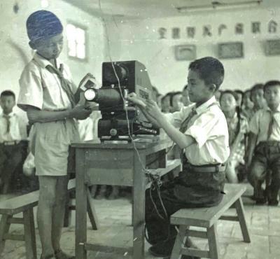 学生们在教室里放幻灯