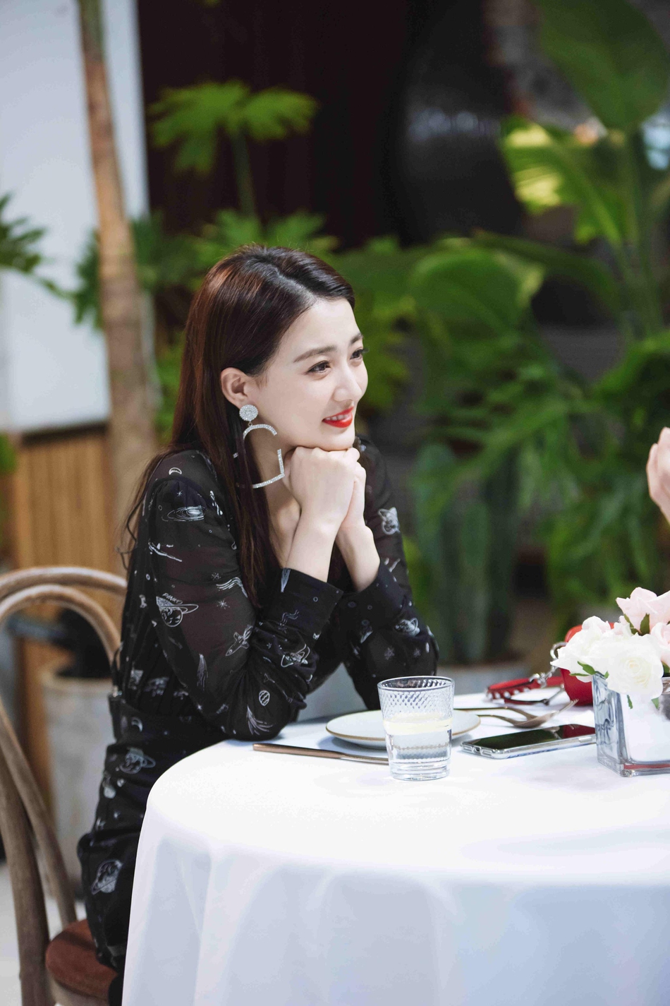 徐璐与张铭恩共进浪漫晚餐红唇白肌搭心形耳环甜美吸睛