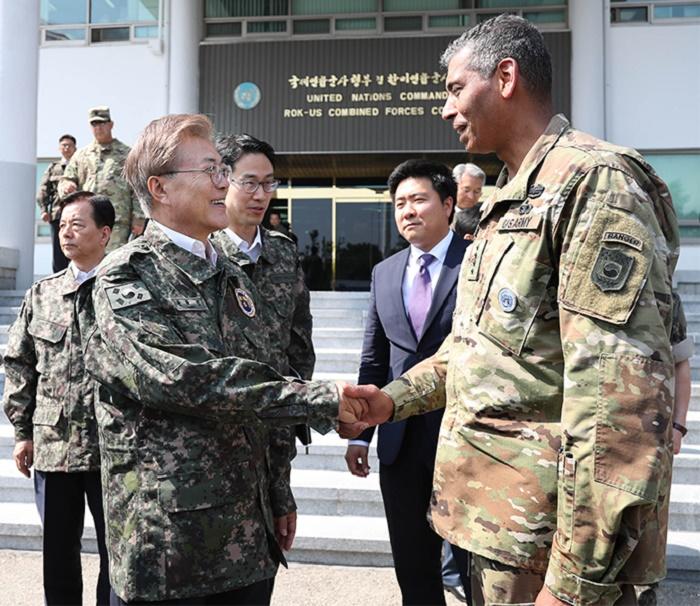 文在寅当选韩国总统后，首次访问韩美联合司令部。（青瓦台）