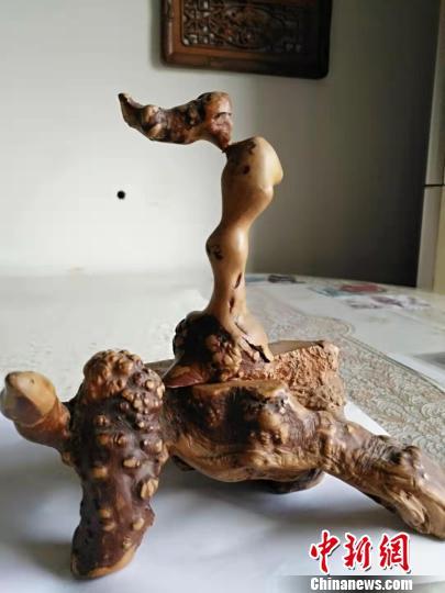 郭相武制作的根雕版“维纳斯” 郭相武供图 摄