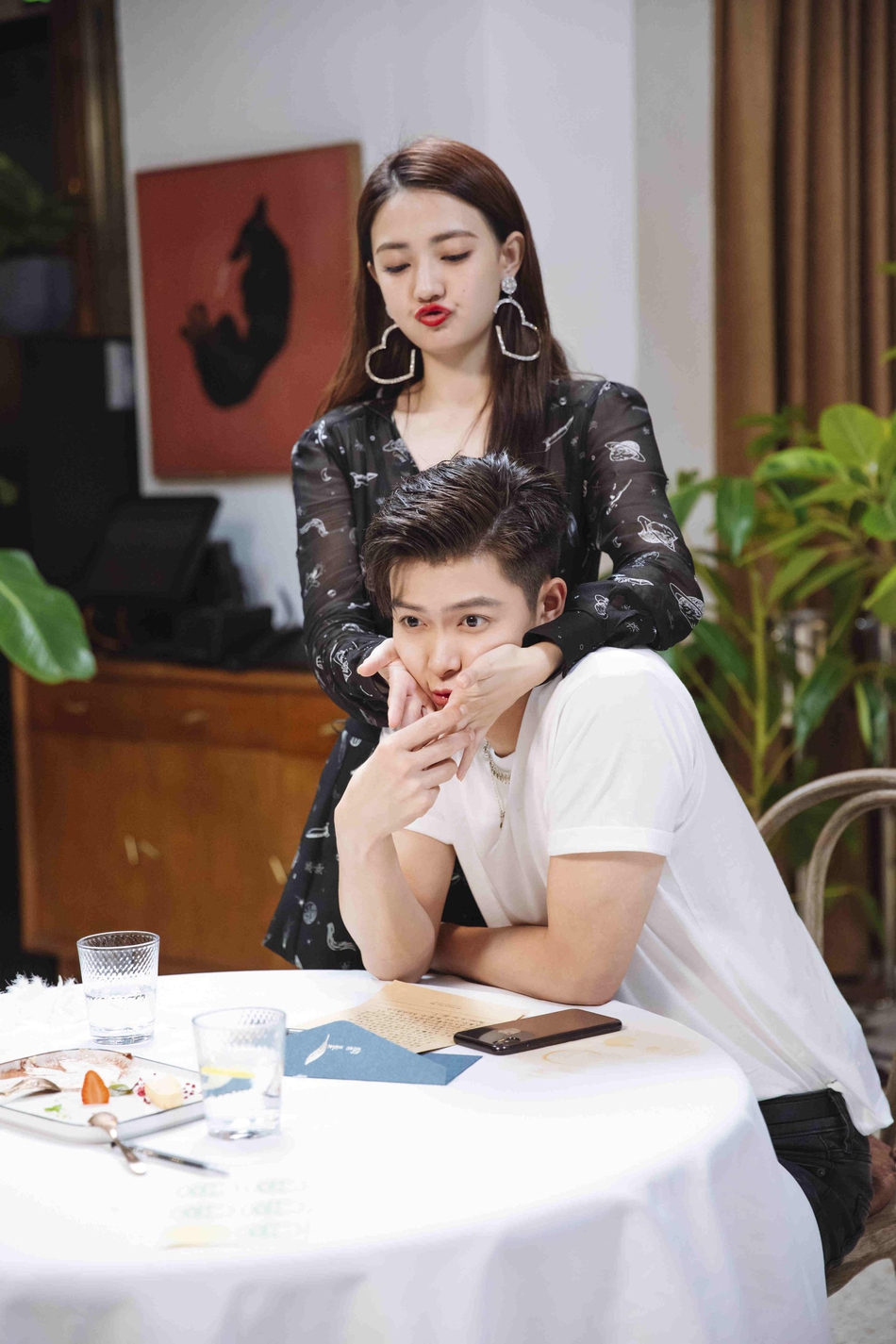 徐璐与张铭恩共进浪漫晚餐红唇白肌搭心形耳环甜美吸睛