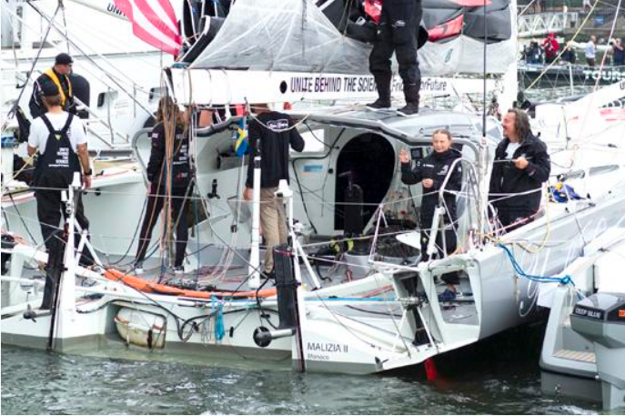 通贝里乘船抵达纽约向欢迎她的民众挥手致意资料图