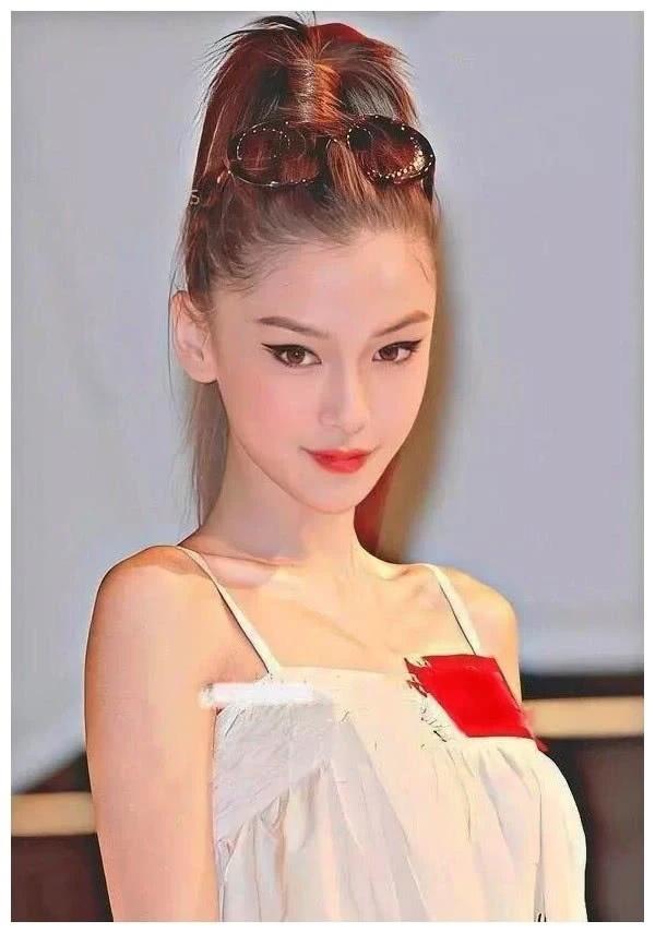 baby上挑眼线性感撩人。