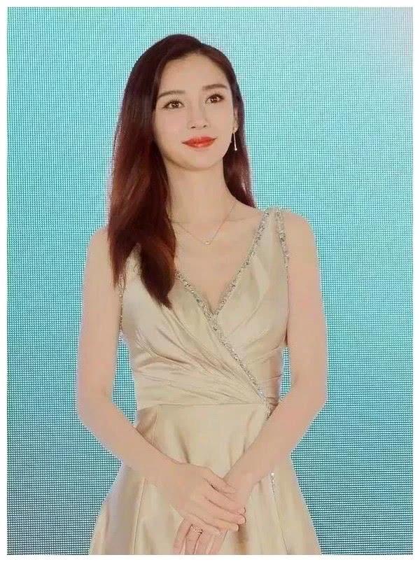 现在的baby则知性美艳。