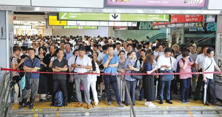 9日，乘客们正在等待受15号台风影响停运的山手线再开（《朝日新闻》）