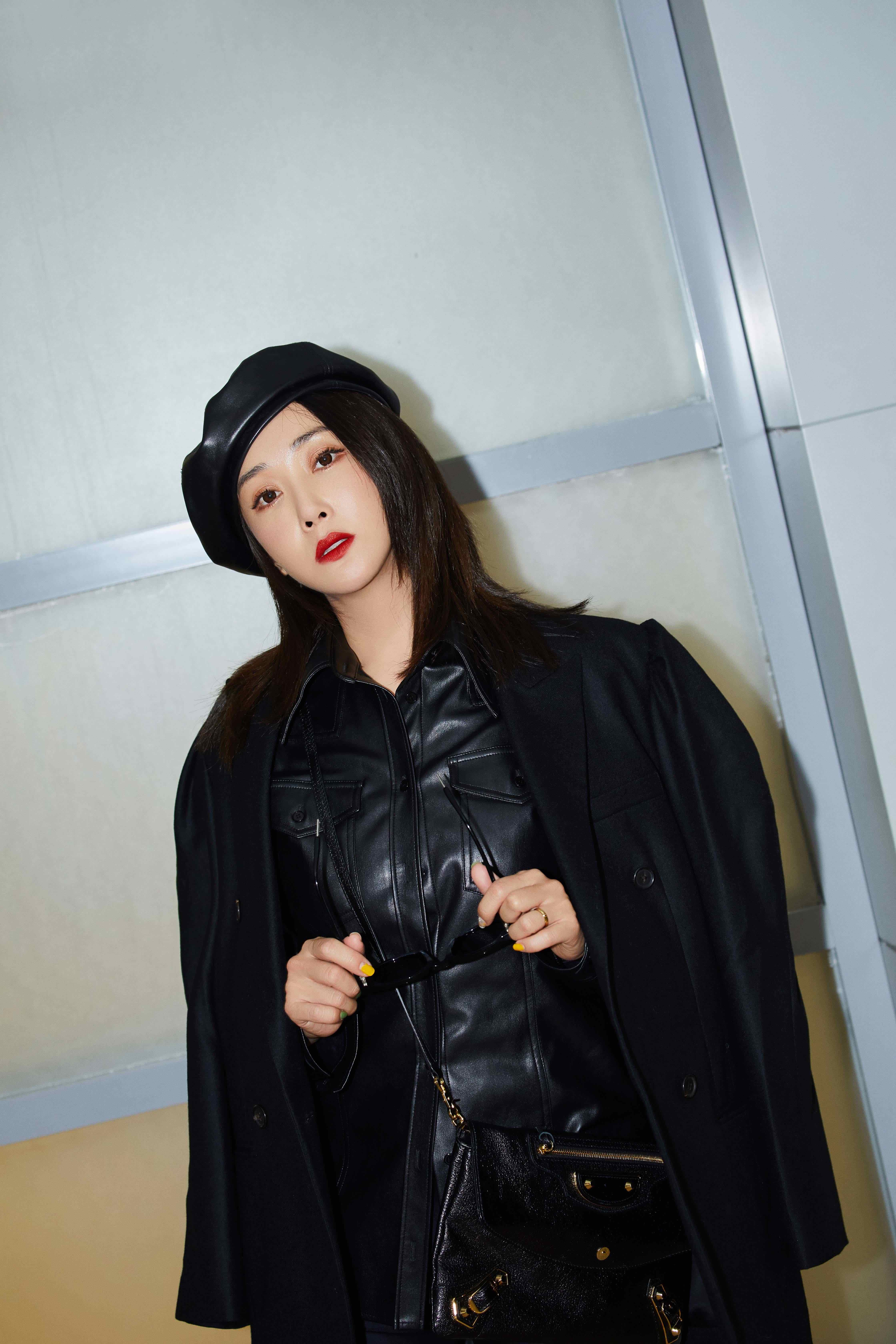 杜若溪全黑look演绎特工风