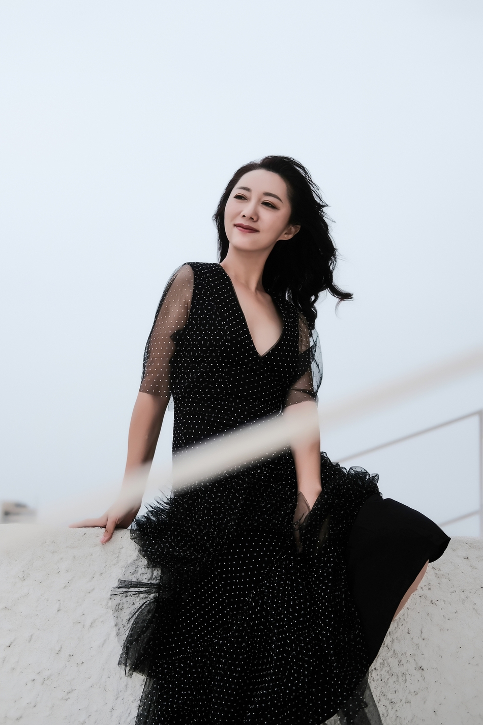 原子飞黑裙气场全开秀长腿美艳动人