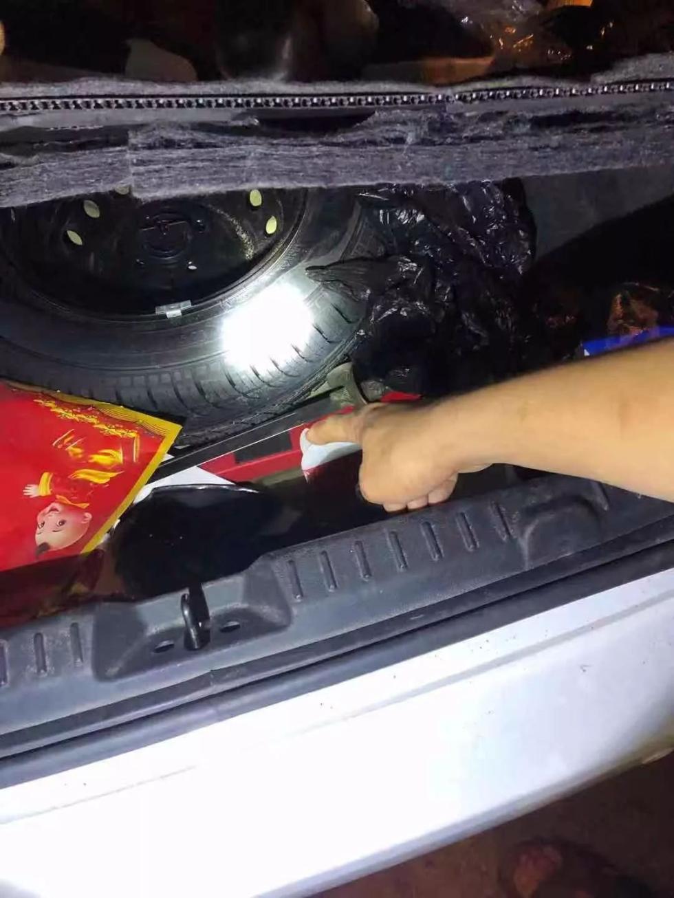 吓人!斧头,匕首,刀…这男子后备箱里都装了啥?